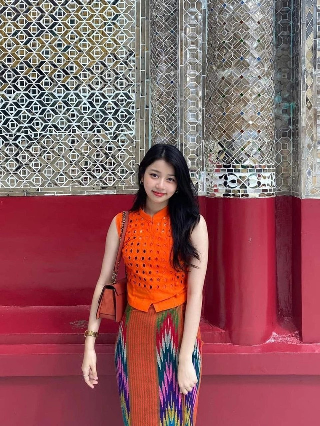 EXTREMELY CUTE MYANMAR BEAUTIFUL SLIM GF GIVING BLOWJOB & HANDJOB TO BF & FUCKING IN DOGGY STYLE(PICS+4 VIDS)😍🥵🔥