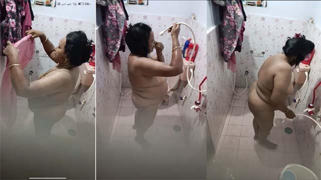 Malayalam Aunty Nude Bathing in Secretly Captured